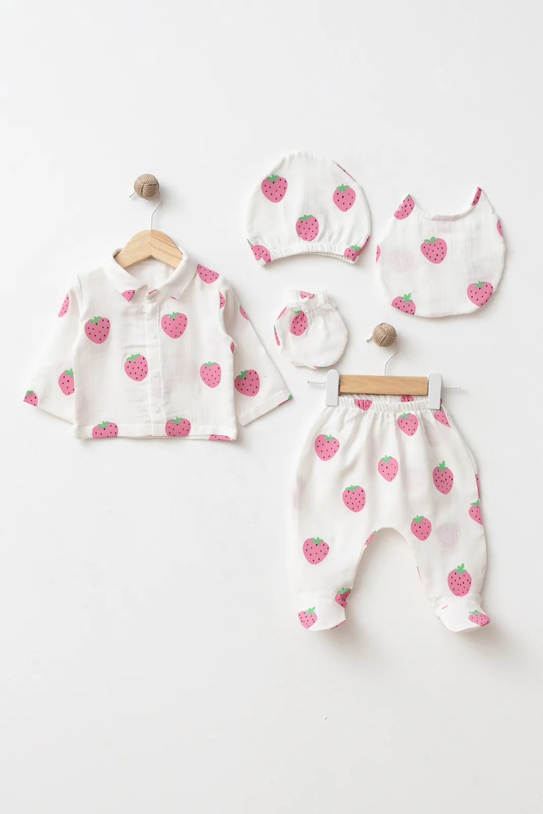 GOTS-certified 100% cotton strawberry print baby girl five-piece newborn set with top, footed trousers, bonnet, bib and mittens