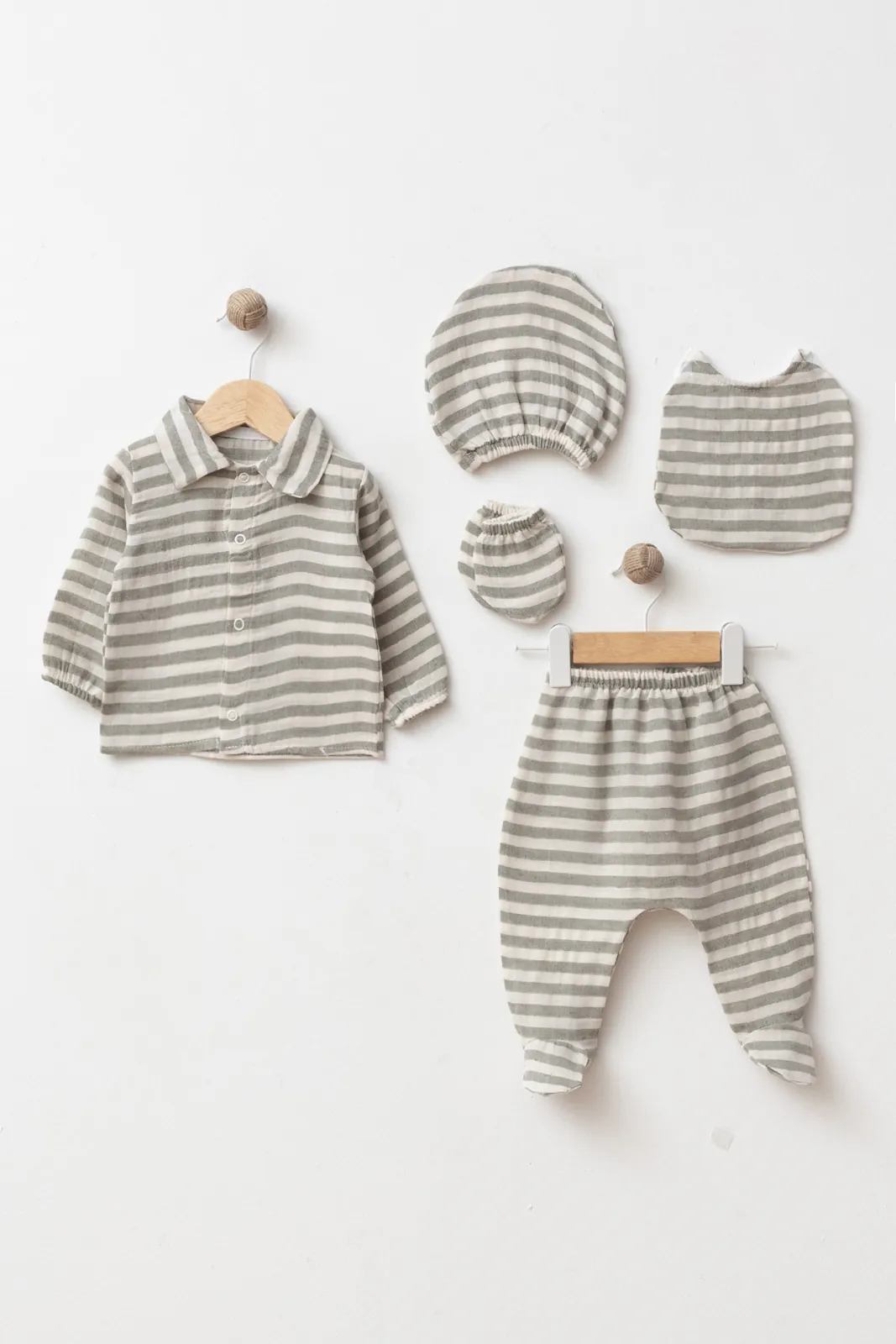 Wholesale 5-piece GOTS-certified cotton newborn baby boy hospital set with button-front top, footed trousers, hat, bib and mitten.