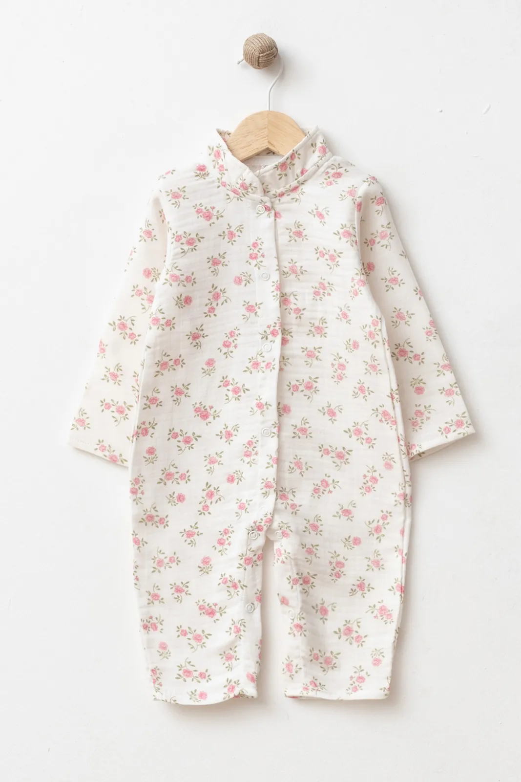 Wholesale GOTS-certified 100% cotton floral long-sleeve baby romper with snap-button closure, supplied in a 4-piece size set for 3, 6, 9 and 12 months.