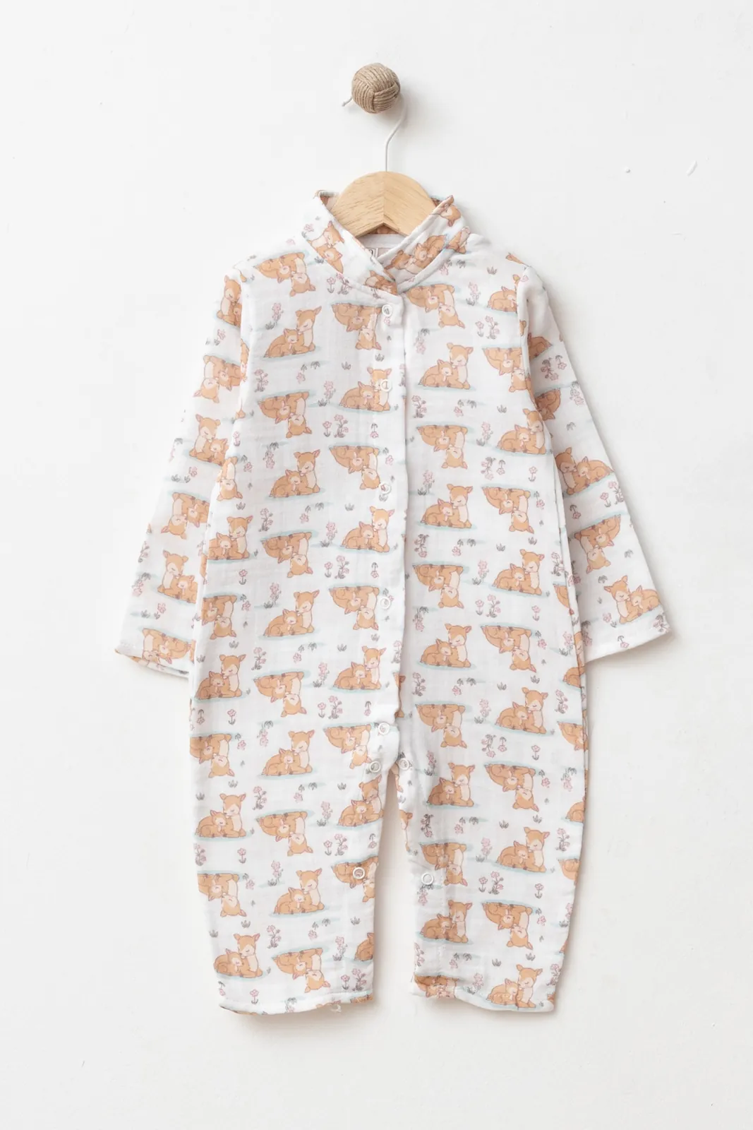 Wholesale GOTS-certified 100% cotton deer print long-sleeve baby romper with snap-button closure, supplied in a 4-piece size set for 3, 6, 9 and 12 months.